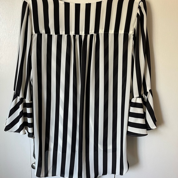 NWT -INC International Concepts Top - Picture 3 of 4